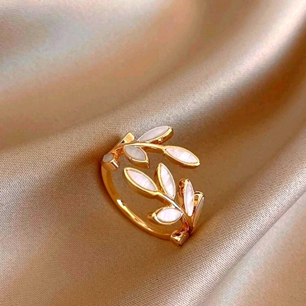 Leaf Decor Cuff Ring NWOT